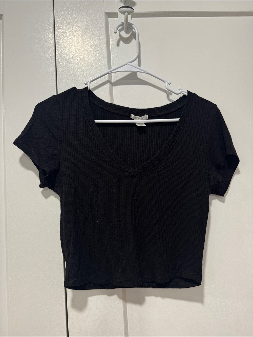 Bozzolo Black Ribbed V-Neck Crop Top